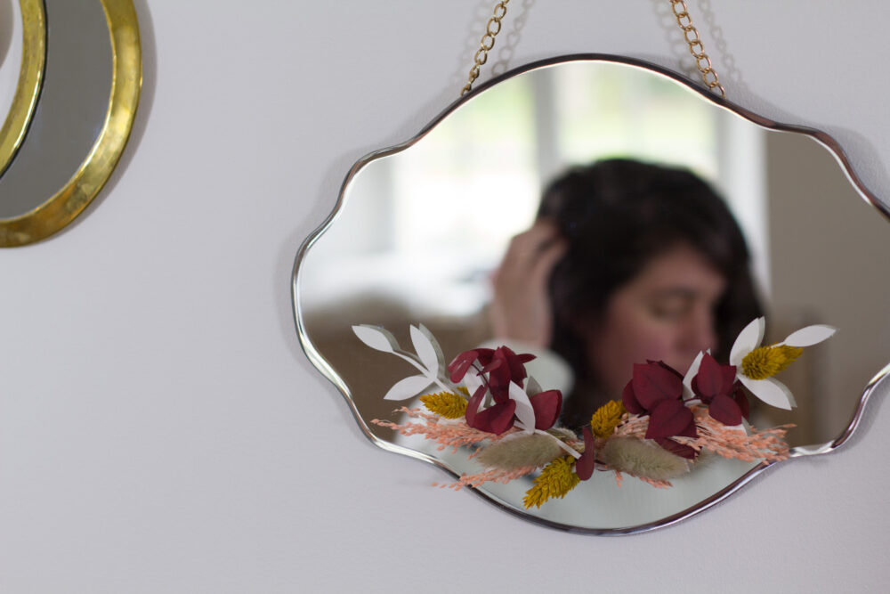 DIY fleurs séchées : un miroir fleuri