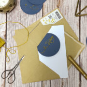 Broderie sur papier : faire des cartes de vœux brodées de fil d’or