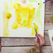 Fabriquer des peintures végétales avec les enfants