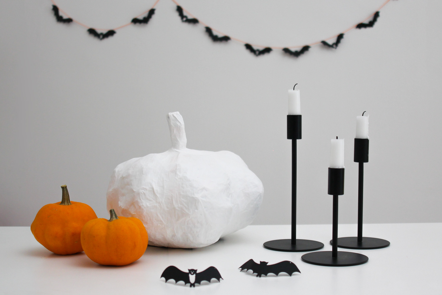 DIY : guirlande d’Halloween et citrouille en papier mâché