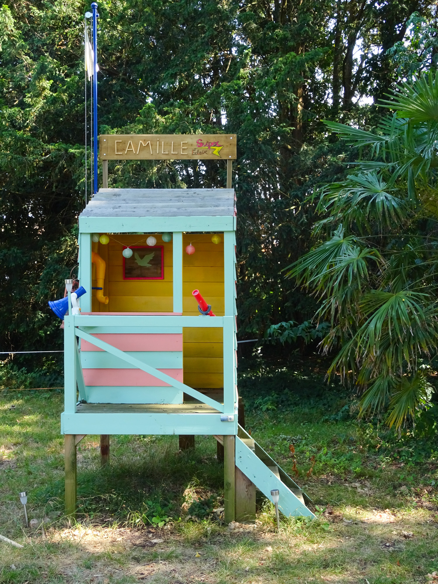 La cabane de Camille et son drapeau à hisser DIY