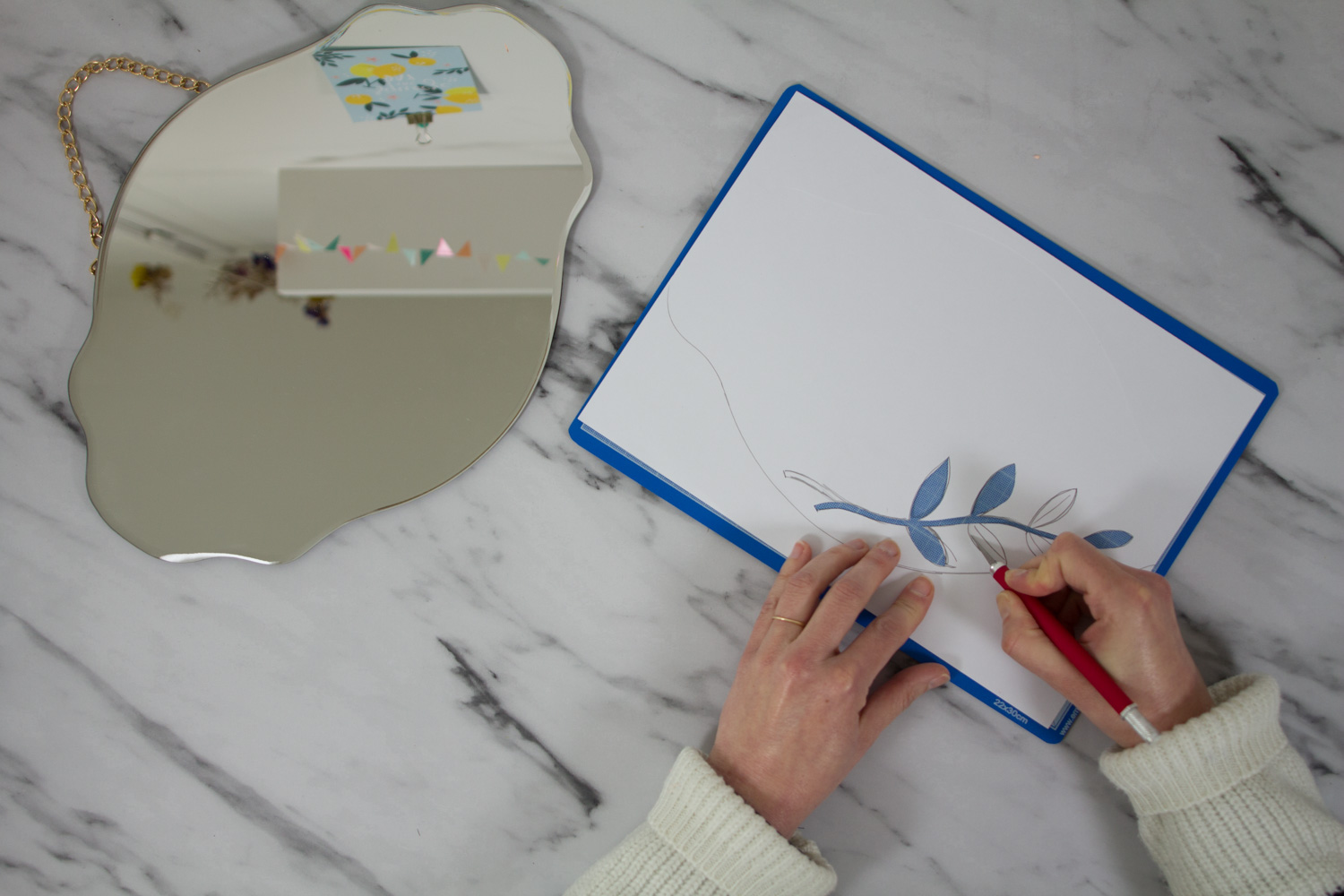 DIY miroir en fleurs séchées : découper les formes en papier