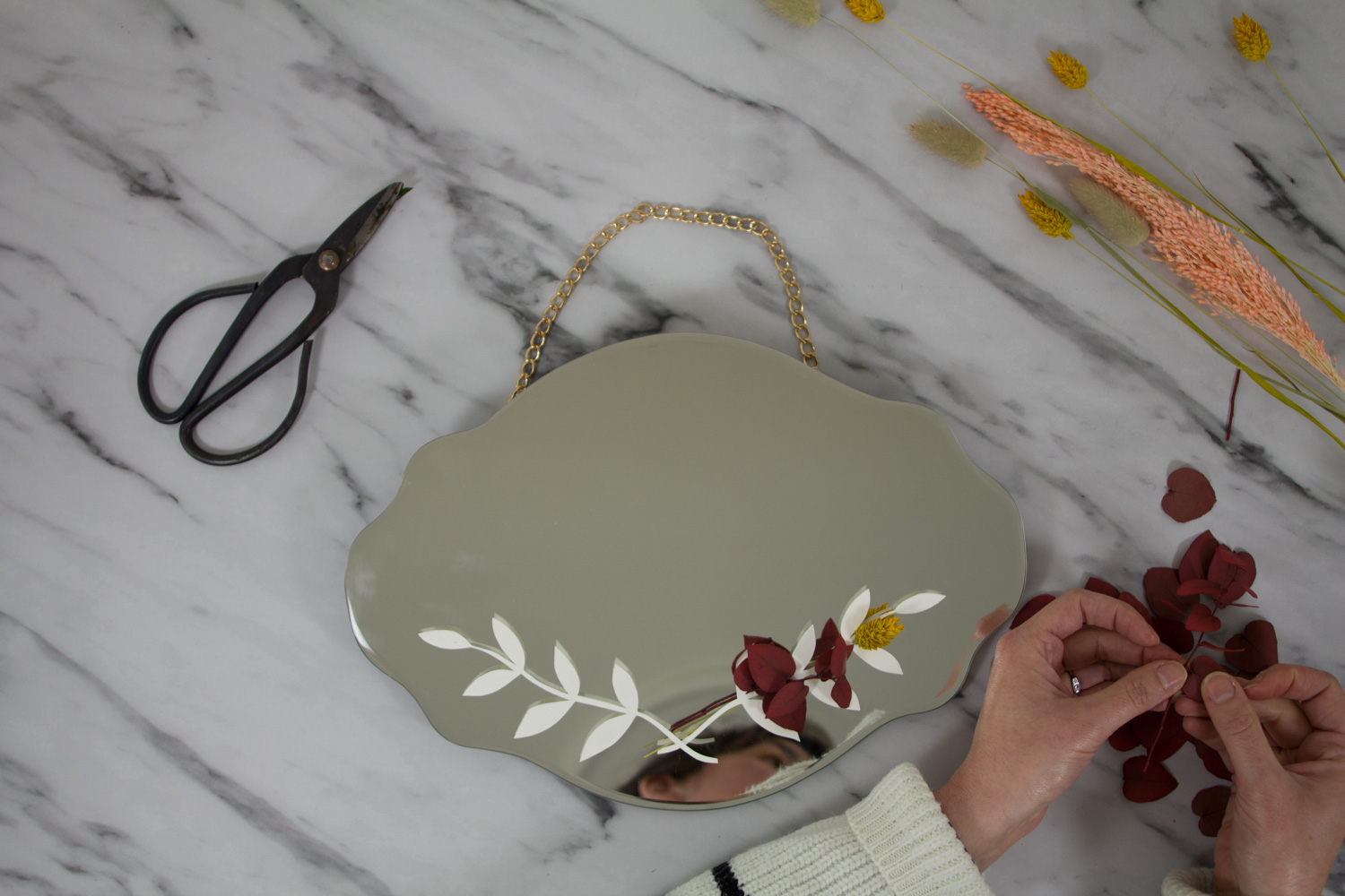 DIY miroir en fleurs séchées : ajouter les tiges de fleurs