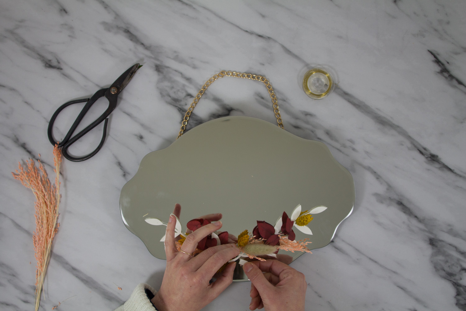 DIY miroir en fleurs séchées : coller le mini bouquet au milieu