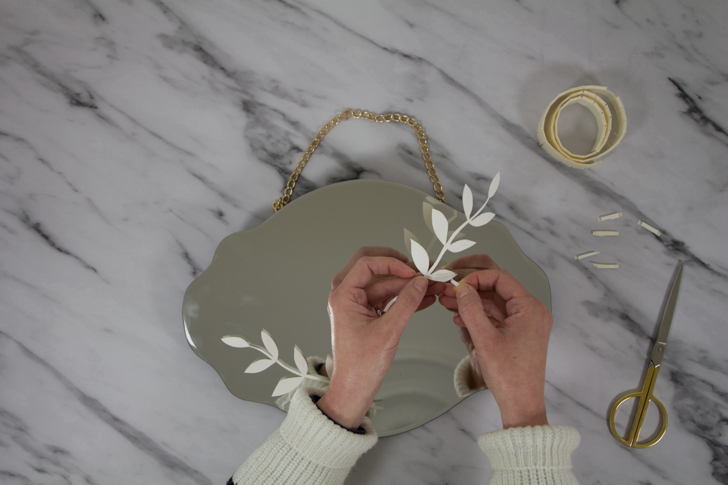 DIY miroir en fleurs séchées : coller les formes en papier