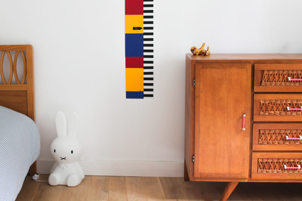 Commode vintage dans la chambre de Camille