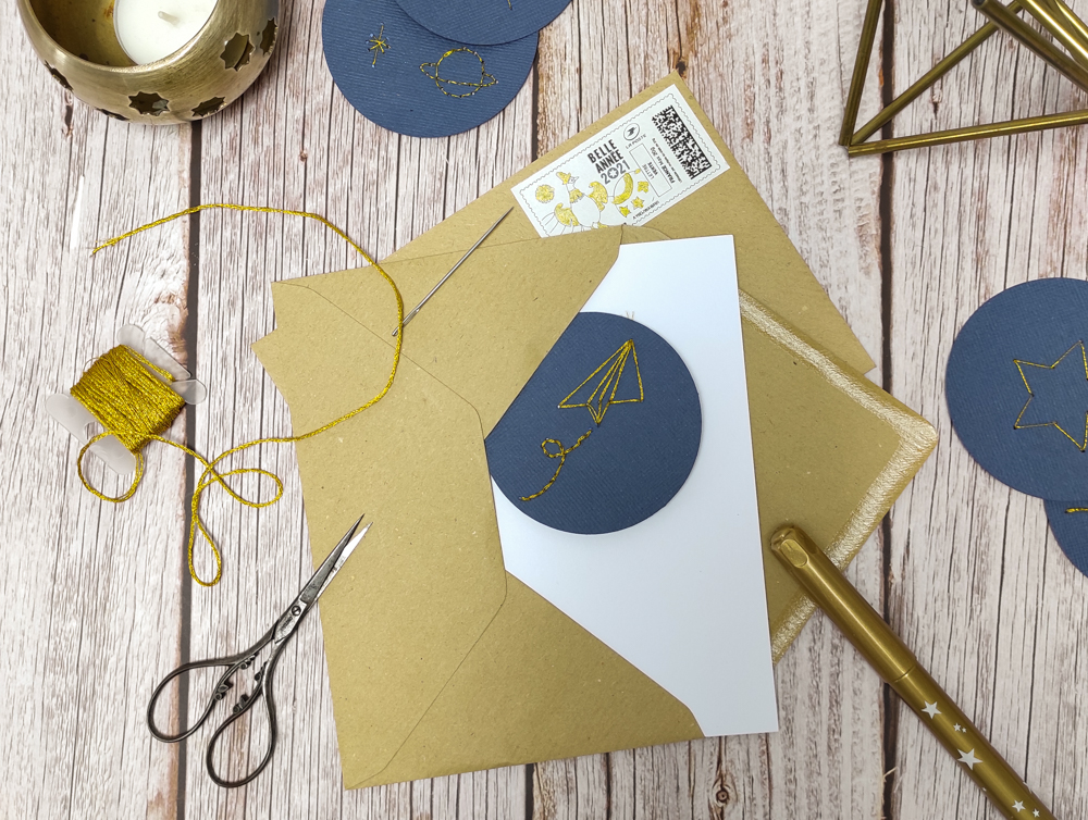 Broderie sur papier : faire des cartes de vœux brodées de fil d’or