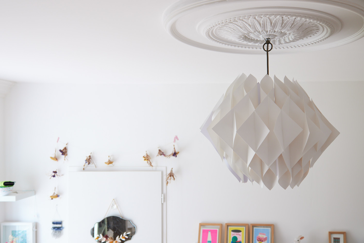 DIY : un lustre en papier d’inspiration années 70 avec Cricut