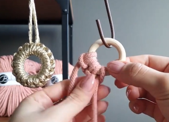 Technique : habiller un anneau en macramé