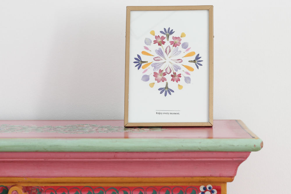 Fabriquer un mandala floral DIY avec des pétales de fleurs pressés